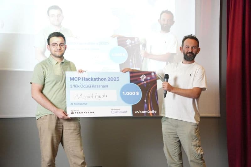Mehmetcan Bozkuş receiving the third-place Market Fiyatı MCP award